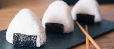 ¿Cómo preparar la bola de arroz japonesa que comen los personajes de anime? ¿Cómo preparar la bola de arroz japonesa que comen los personajes de anime?