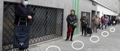 Perrito 'hace cola' respetando el distanciamiento social generando furor en Facebook Perrito 'hace cola' respetando el distanciamiento social generando furor en Facebook