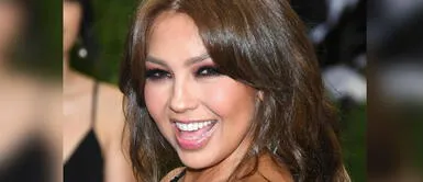 Thalia luce glamorosa con una destellante mascarilla que revela su gusto por la moda Thalia luce glamorosa con una destellante mascarilla que revela su gusto por la moda
