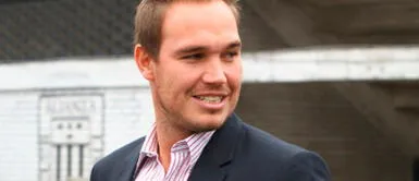 George Forsyth recibe sorpresa de una comerciante de Gamarra por su cumpleaños George Forsyth recibe sorpresa de una comerciante de Gamarra por su cumpleaños