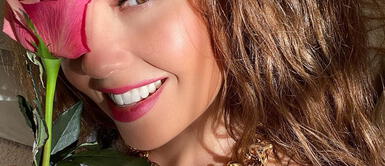 Thalía estrena look 'bombshell' con outfit de látex en video con Leslie Shaw Thalía estrena look 'bombshell' con outfit de látex en video con Leslie Shaw