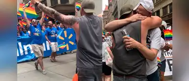 Padres abrazan a jóvenes rechazados por su familiares durante marcha LGBTI y terminan llorando Padres abrazan a jóvenes rechazados por su familiares durante marcha LGBTI y terminan llorando