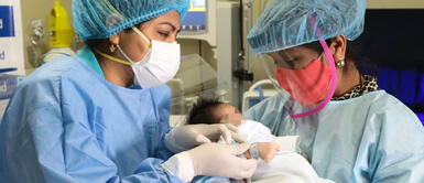 Bebé que nació de madre con coronavirus recibe el alta tras 18 días en hospital Bebé que nació de madre con coronavirus recibe el alta tras 18 días en hospital