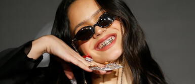 Rosalía nos enseña que las uñas son su forma de darnos grandes noticias Rosalía nos enseña que las uñas son su forma de darnos grandes noticias