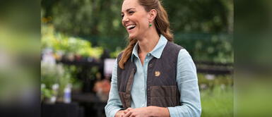 Kate Middleton sorprende con un colorido minivestido de estilo tweed Kate Middleton sorprende con un colorido minivestido de estilo tweed