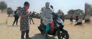 Valiente enfermera recorre en su moto los caseríos de Piura para vacunar a sus pacientes Valiente enfermera recorre en su moto los caseríos de Piura para vacunar a sus pacientes
