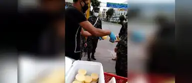 Joven reparte postres en las calles a personas afectadas por la cuarentena, tras hacerle una promesa a su madre Joven reparte postres en las calles a personas afectadas por la cuarentena, tras hacerle una promesa a su madre