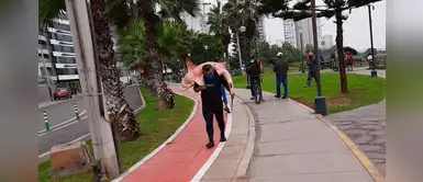 Hombre atrapó a un tiburón bebé en la Costa Verde y lo paseó en sus hombros por Miraflores Hombre atrapó a un tiburón bebé en la Costa Verde y lo paseó en sus hombros por Miraflores