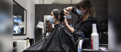 Dos peluqueras infectadas por la COVID-19 evitaron contagios gracias al uso de la mascarilla Dos peluqueras infectadas por la COVID-19 evitaron contagios gracias al uso de la mascarilla