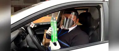 Taxista usa balón de oxígeno portátil para ayudar en casos de emergencia de COVID-19 Taxista usa balón de oxígeno portátil para ayudar en casos de emergencia de COVID-19
