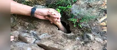 Niño era arrastrado por corriente de agua en túnel subterráneo y asomó su mano por ayuda | VÍDEO Niño era arrastrado por corriente de agua en túnel subterráneo y asomó su mano por ayuda | VÍDEO