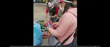 Abuelito vende artesanías en la calle para poder sobrevivir Abuelito vende artesanías en la calle para poder sobrevivir