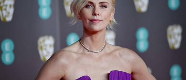 Charlize Theron revela el mejor corte de cabello para usar mascarilla Charlize Theron revela el mejor corte de cabello para usar mascarilla