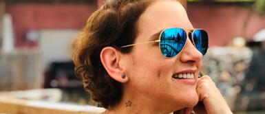 Gigi Mitre reaparece con pícaro look que tiene de protagonista a las pañoletas Gigi Mitre reaparece con pícaro look que tiene de protagonista a las pañoletas