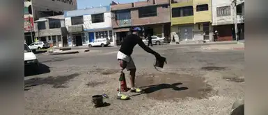 Tacna: venezolano repara pistas en mal estado pese a solo tener una pierna Tacna: venezolano repara pistas en mal estado pese a solo tener una pierna