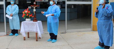 Personal de salud del hospital de Chimbote oran por pacientes COVID-19 Personal de salud del hospital de Chimbote oran por pacientes COVID-19