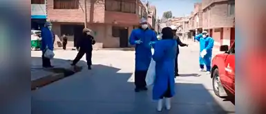 Pacientes COVID-19 echan agua con lejía a personal de salud para evitar ser monitoreados Pacientes COVID-19 echan agua con lejía a personal de salud para evitar ser monitoreados