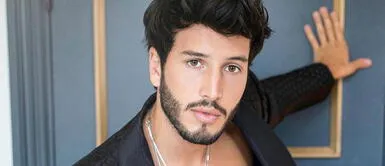 Sebastián Yatra roba suspiros con traje gris en los Premios Juventud 2020 Sebastián Yatra roba suspiros con traje gris en los Premios Juventud 2020