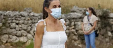 La Reina Letizia impresiona con su look más juvenil y favorecedor | FOTOS La Reina Letizia impresiona con su look más juvenil y favorecedor | FOTOS