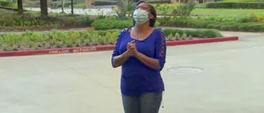 Mujer va todos los días hasta la ventana del hospital para rezar por su esposo con COVID-19 Mujer va todos los días hasta la ventana del hospital para rezar por su esposo con COVID-19