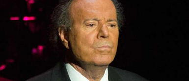 Julio Iglesias alarma a sus fans tras ser captado muy delgado y con dificultades para caminar Julio Iglesias alarma a sus fans tras ser captado muy delgado y con dificultades para caminar