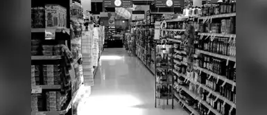 Hombre muere en pasillo de supermercado y solo cubren el cuerpo para seguir atendiendo | FOTO Hombre muere en pasillo de supermercado y solo cubren el cuerpo para seguir atendiendo | FOTO