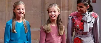 La reina Letizia y sus hijas Leticia y Sofía coinciden con un mismo peinado en este look La reina Letizia y sus hijas Leticia y Sofía coinciden con un mismo peinado en este look