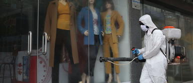 Empresarios de Gamarra rematan prendas de invierno para afrontar crisis Empresarios de Gamarra rematan prendas de invierno para afrontar crisis