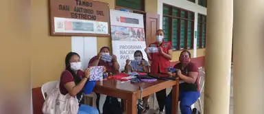 Mujeres surcan el río Putumayo para enseñar a elaborar mascarillas Mujeres surcan el río Putumayo para enseñar a elaborar mascarillas