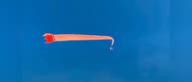 Pequeña niña fue levantada por los aires tras quedar enredada en una cometa | VÍDEO Pequeña niña fue levantada por los aires tras quedar enredada en una cometa | VÍDEO