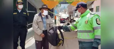 Mototaxista devuelve dinero que abuelito olvidó en su vehículo Mototaxista devuelve dinero que abuelito olvidó en su vehículo