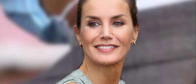 La Reina Letizia le dice adiós al verano con un discreto look de estilo 'tweed' La Reina Letizia le dice adiós al verano con un discreto look de estilo 'tweed'