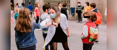 OMS recomienda evitar que las personas sigan practicando el saludo con el codo OMS recomienda evitar que las personas sigan practicando el saludo con el codo