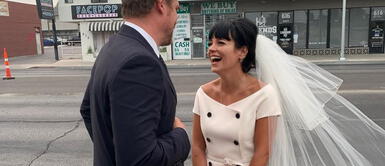 Lily Allen eligió un diseño de manicure que reflejó la atmósfera de su boda Lily Allen eligió un diseño de manicure que reflejó la atmósfera de su boda