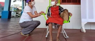 Abuela de 79 años vence a la COVID-19 y hoy simboliza la esperanza en Iquitos Abuela de 79 años vence a la COVID-19 y hoy simboliza la esperanza en Iquitos