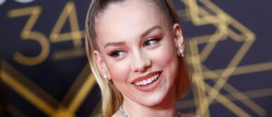 Ester Expósito cautiva con glorioso look de Versace inspirado en Naomi Campbell Ester Expósito cautiva con glorioso look de Versace inspirado en Naomi Campbell