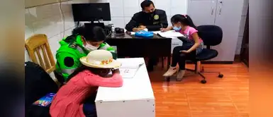 Policías prestan ayuda a niñas que hacían tarea escolar en la calle Policías prestan ayuda a niñas que hacían tarea escolar en la calle