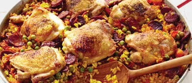 Deliciosa paella de pollo y chorizo para un almuerzo familiar Deliciosa paella de pollo y chorizo para un almuerzo familiar