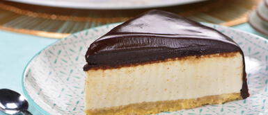 Receta sin horno del pastel de leche condensada cubierto de chocolate Receta sin horno del pastel de leche condensada cubierto de chocolate