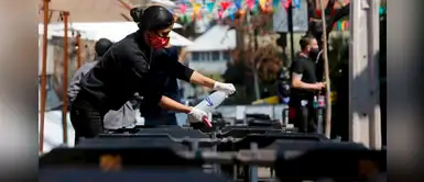 Trabajador de restaurante usó los mismos guantes para limpiar baños y lavar vajilla Trabajador de restaurante usó los mismos guantes para limpiar baños y lavar vajilla