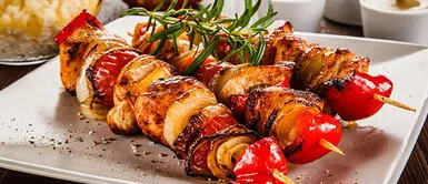 Tres deliciosas recetas de brochetas de pollo muy fáciles de preparar Tres deliciosas recetas de brochetas de pollo muy fáciles de preparar