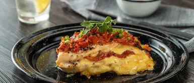 Delicioso pollo relleno de pepperoni gratinado muy fácil de preparar Delicioso pollo relleno de pepperoni gratinado muy fácil de preparar