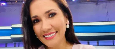 Alvina Ruiz modela vestido negro con guiño asimétrico ideal para todas Alvina Ruiz modela vestido negro con guiño asimétrico ideal para todas