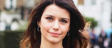 Fatmagul reaparece como modelo y luce su versión de las botas XL Fatmagul reaparece como modelo y luce su versión de las botas XL