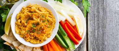 Nutritivo paté de zanahoria con galletas de semillas para el desayuno Nutritivo paté de zanahoria con galletas de semillas para el desayuno