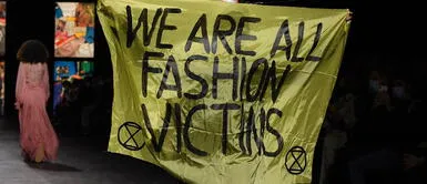 Protesta ambientalista improvisada se lleva a cabo en desfile de Dior Protesta ambientalista improvisada se lleva a cabo en desfile de Dior