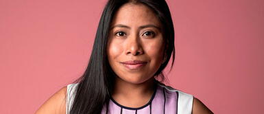 Yalitza Aparicio cautiva con vestido asimétrico al recibir galardón Yalitza Aparicio cautiva con vestido asimétrico al recibir galardón