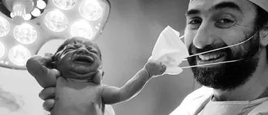 Recién nacido se hace viral al quitarle la mascarilla a su médico Recién nacido se hace viral al quitarle la mascarilla a su médico