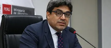 Ministro Benavides saluda a Congreso por no aprobar reincorporación de docentes Ministro Benavides saluda a Congreso por no aprobar reincorporación de docentes