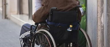 Mujer llevó cadáver de anciano a banco para cobrar pensión Mujer llevó cadáver de anciano a banco para cobrar pensión